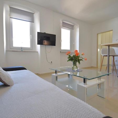 City Centre Apartment With Terrace 2 Пула Екстериор снимка