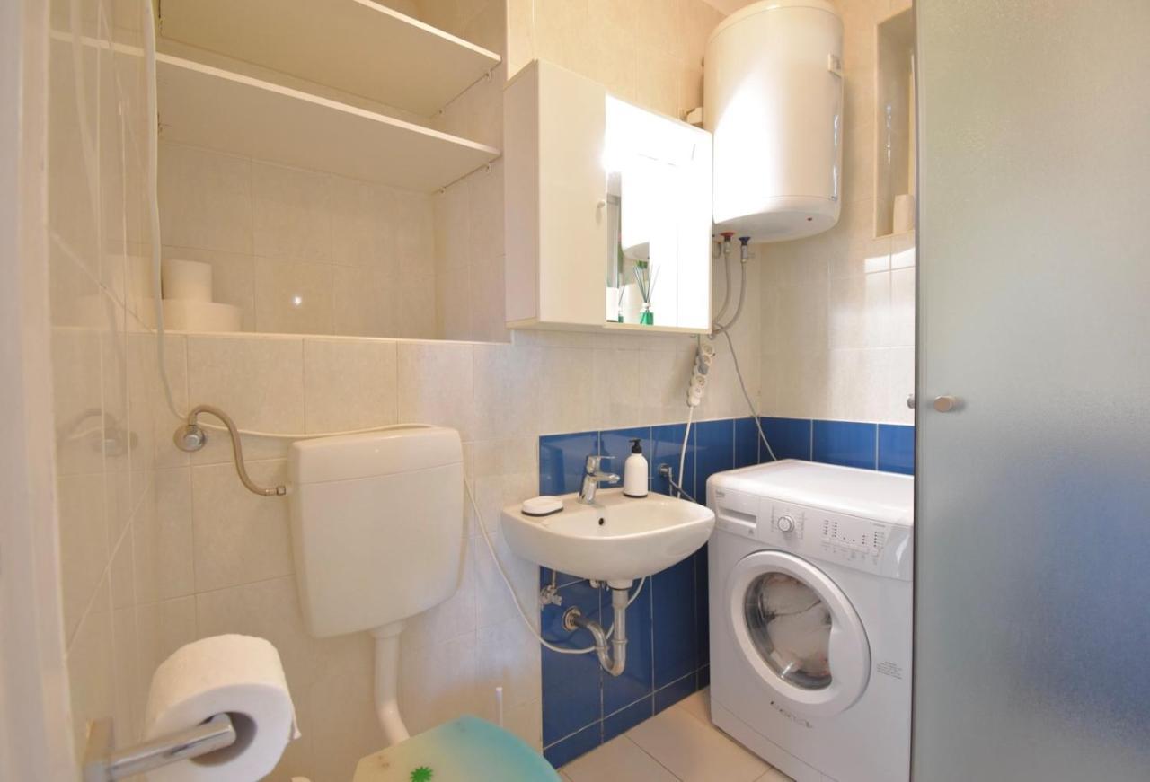 City Centre Apartment With Terrace 2 Пула Екстериор снимка