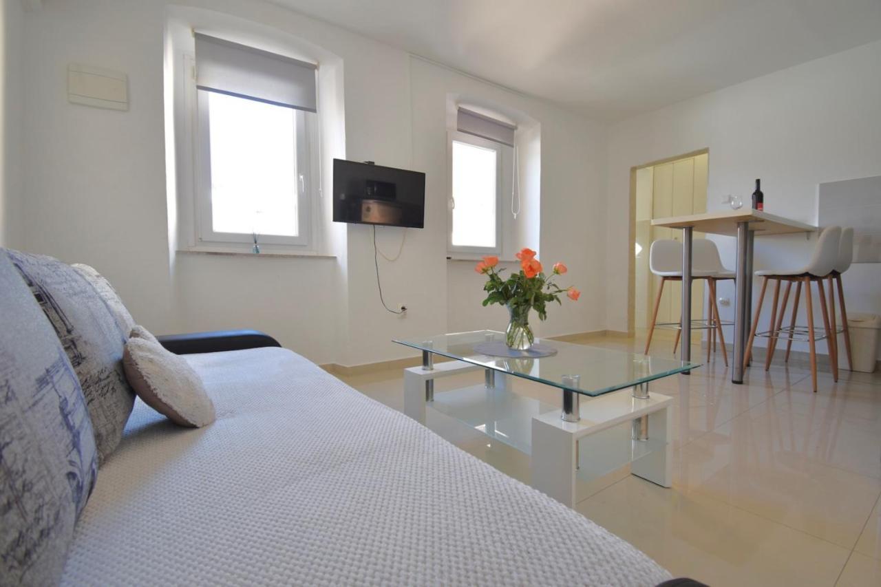 City Centre Apartment With Terrace 2 Пула Екстериор снимка