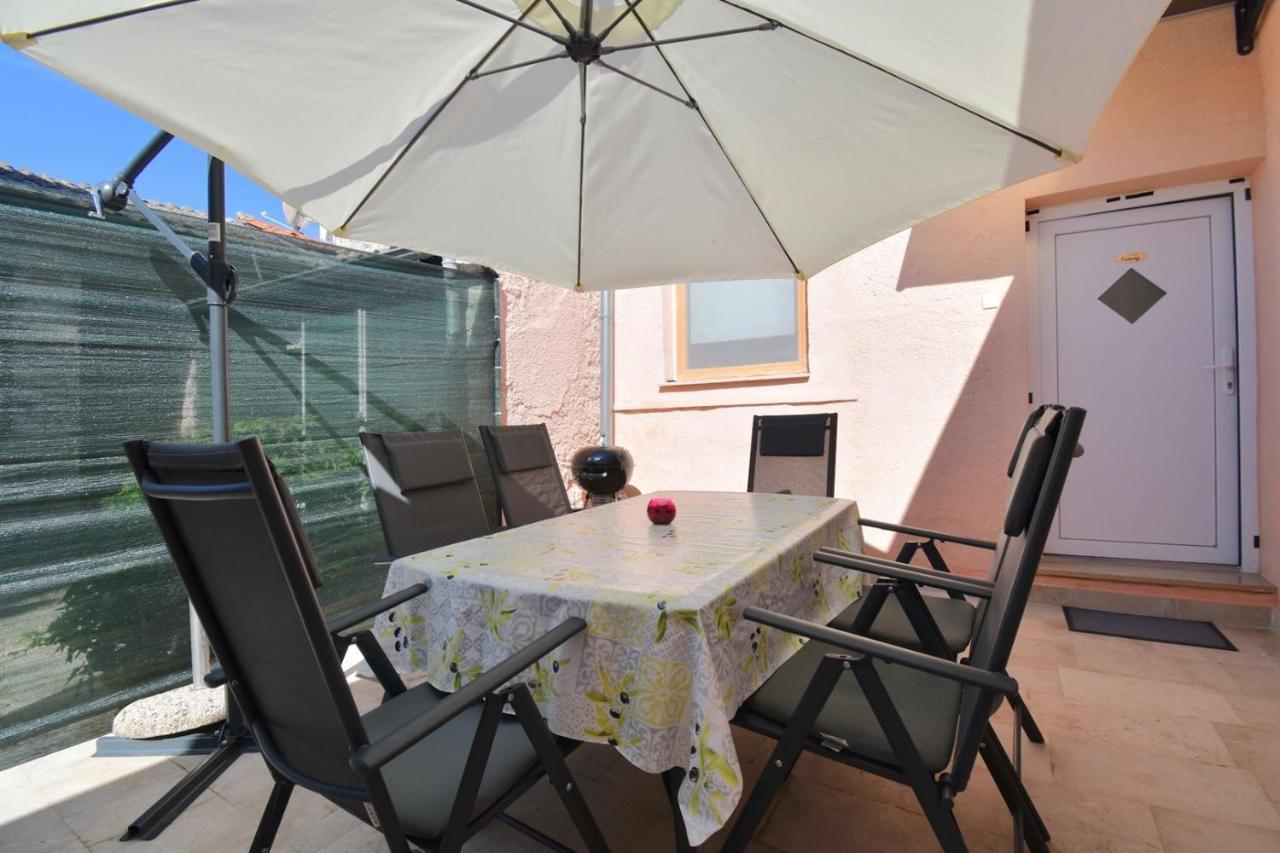 City Centre Apartment With Terrace 2 Пула Екстериор снимка