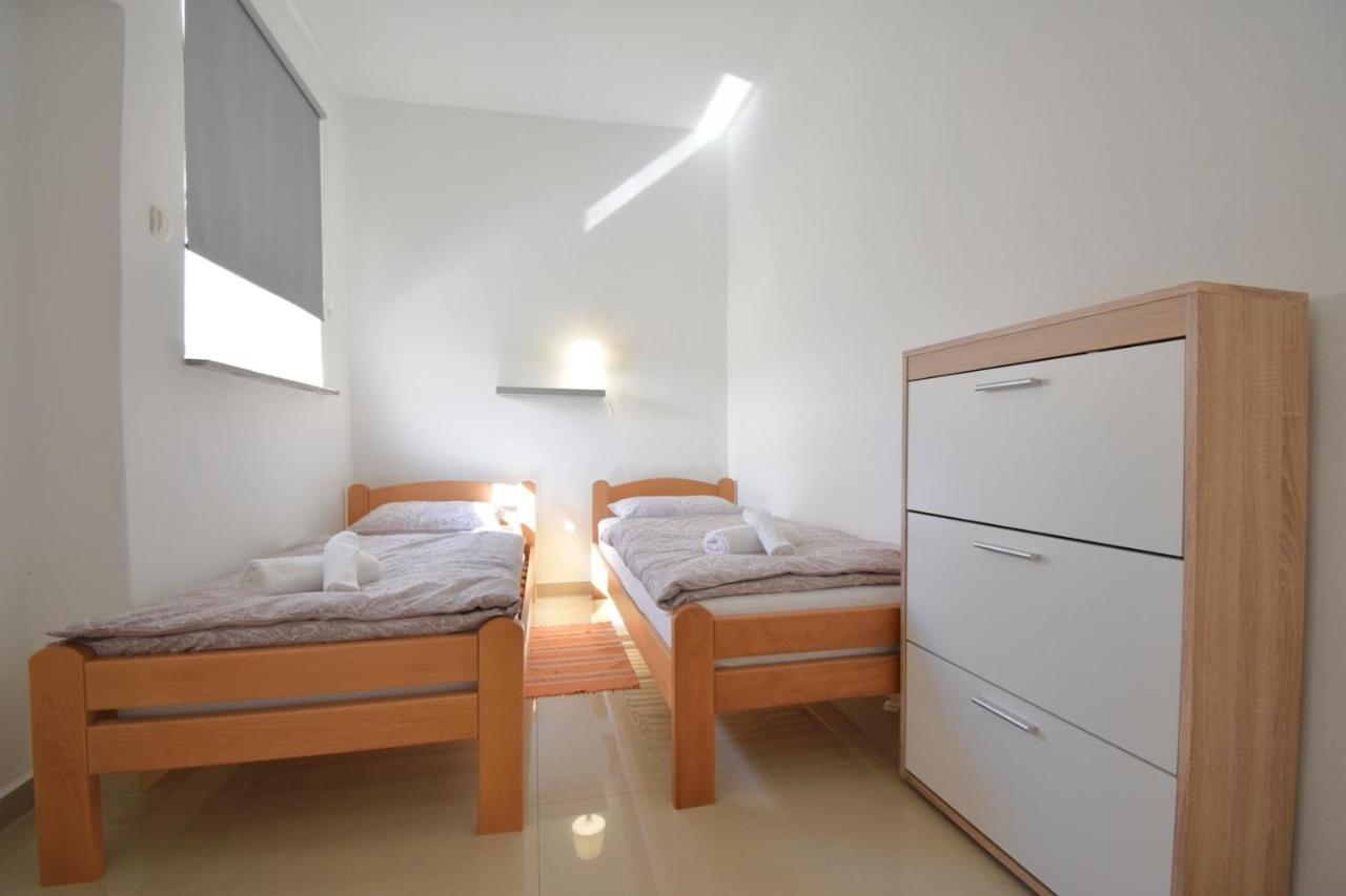 City Centre Apartment With Terrace 2 Пула Екстериор снимка