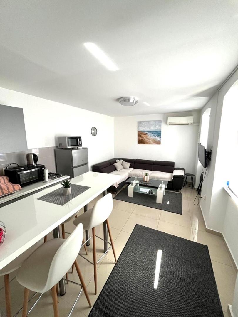 City Centre Apartment With Terrace 2 Пула Екстериор снимка